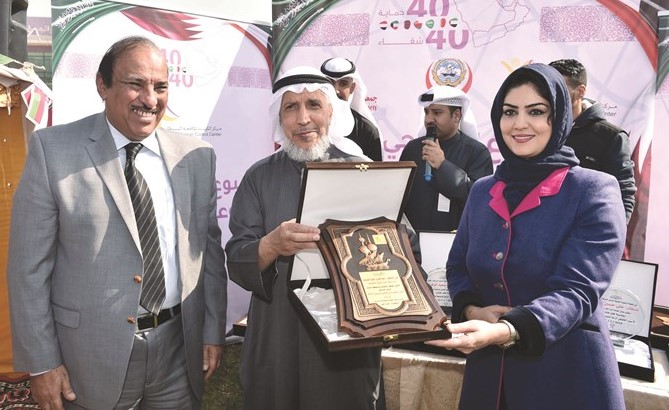 د. خلود العلي ود. خالد الصالح يقدمان درعا تقديرية إلى د. عبدالعزي الفرهود	(متين غوزال)﻿