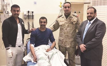 أعضاء من السفارة الكويتية في الاردن خلال زيارة أحد المصابين ﻿