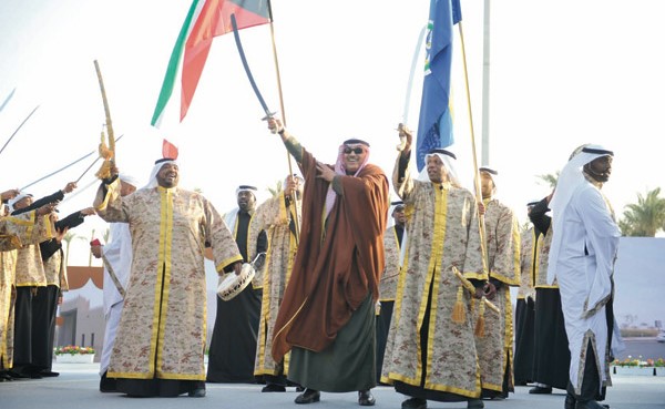 الشيخ صباح الخالد يؤدي العرضة خلال الاحتفال بمراسم رفع العلم  في مركز الشيخ جابر الأحمد   (محمد هنداوي)