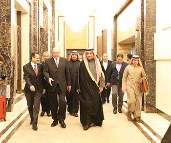 فيصل الفايز خلال مغادرته البلاد وفي وداعه د.عودة الرويعي
