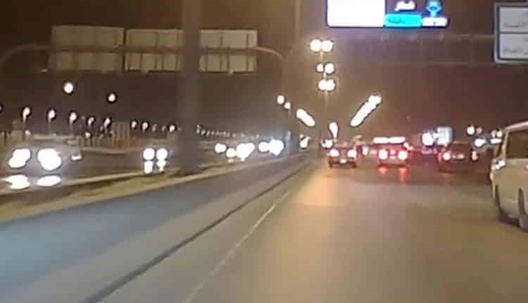 بالفيديو.. تجاوز خاطئ يتسبب في تصادم سيارتين بطريق خريص بالرياض
