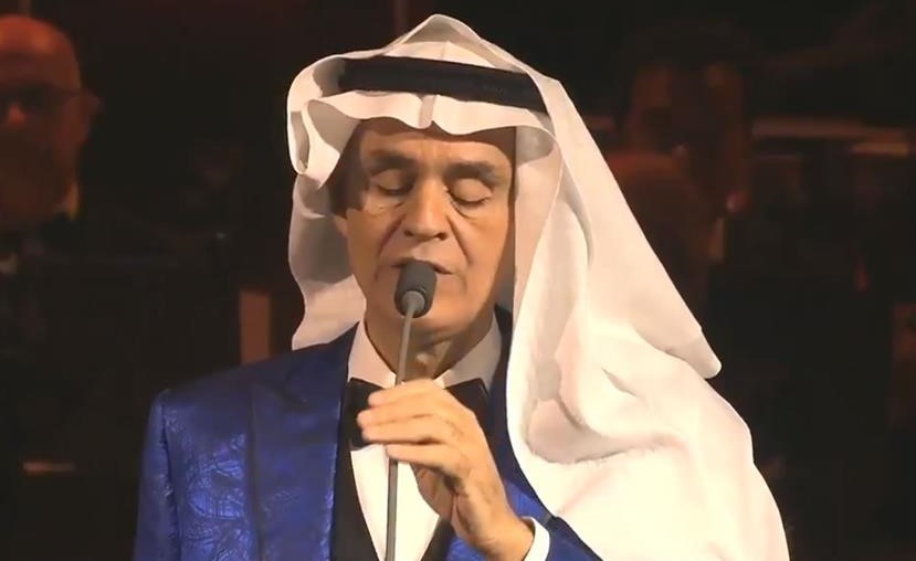 بالفيديو.. الفنان الإيطالي "بوتشيلي" يطل على جمهوره مرتدياً "الغترة" "والعقال في مهرجان "شتاء طنطورة"