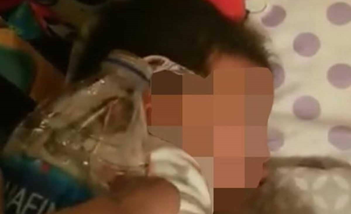 حاولت إغراق رضيعتها.. ثم نشرت المقطع "الصادم"