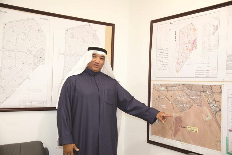 م.فراس مبارك مستعرضا خريطة مشروع مدينة جنوب عبدالله المبارك ﻿