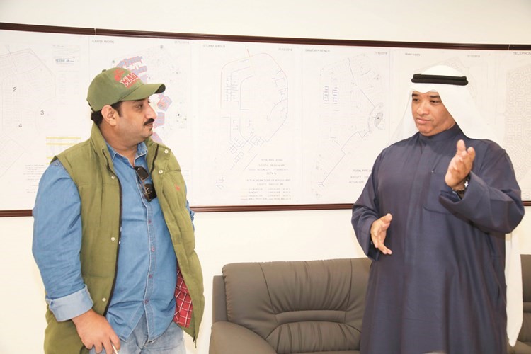 م.فراس مبارك متحدثا الى الزميل عادل الشنان خلال الجولة ﻿