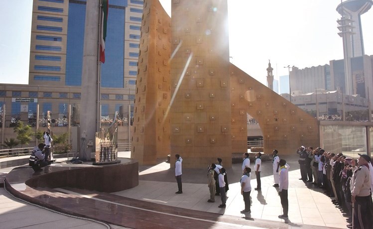 جانب من احتفال البلدية برفع العلم في ساحة الصفاة﻿