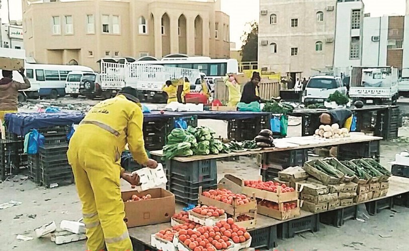 جانب من مصادرة الخضراوات والفواكه في الجليب ﻿