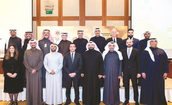 الإدارة التنفيذية في لقطة جماعية مع متدربي برنامج هارفارد﻿