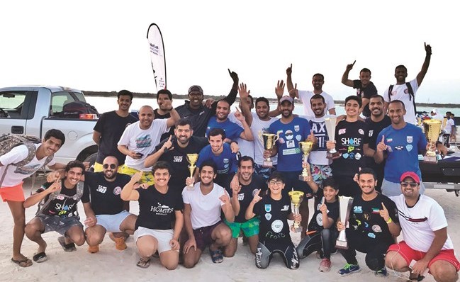 متسابقو المنتخب يحتفلون عقب نهاية الجولة﻿