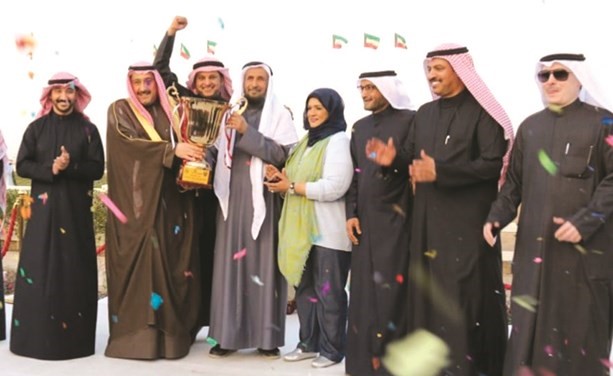 الشيخ فيصل الحمود يسلم الجائزة لإسطبل العويض﻿