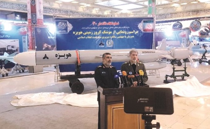 وزير الدفاع الايراني أمير حاتمي خلال الإعلان عن صاروخ كروز أمس	(ارنا)﻿