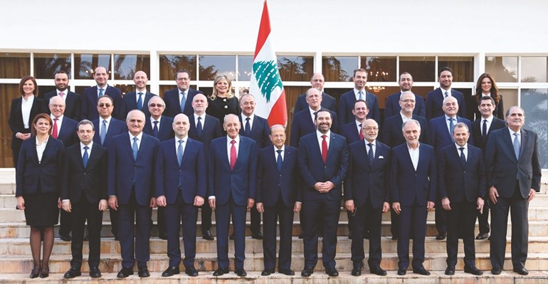 الرئيس اللبناني العماد ميشال عون ورئيس الحكومة سعد الحريري ورئيس مجلس النواب نبيه بري يتوسطون الوزراء في صورة تذكارية امس	(محمود الطويل)﻿