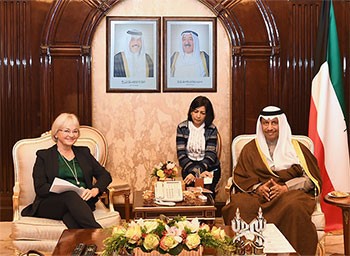 سمو رئيس الوزراء الشيخ جابر المبارك مستقبلاً رئيس البرلمان الدنماركي بيا كياسغارد