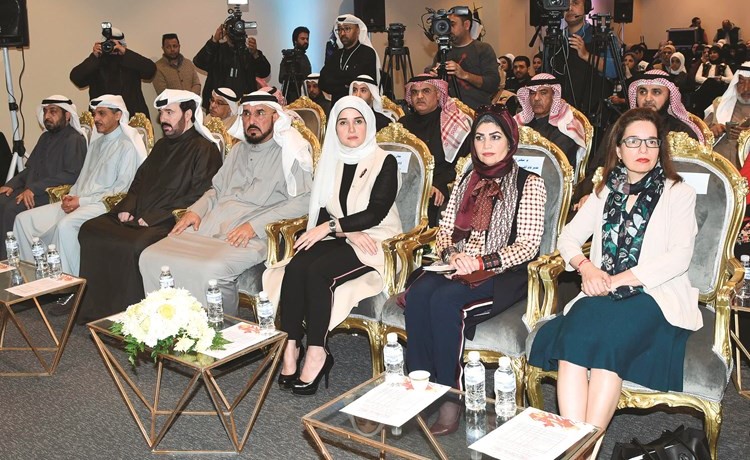 د.جنان بوشهري وم.سهى اشكناني وخالد الخزي وحمد الغريب وحسام الطاحوس ﻿﻿في مقدمة الحضور-(أحمد علي) ﻿