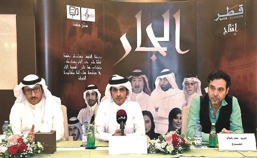 مساعد مدير التلفزيون القطري مبارك العوامي يتوسط المؤلف ضيف الله زيد والمخرج عمار رضوان في المؤتمر﻿