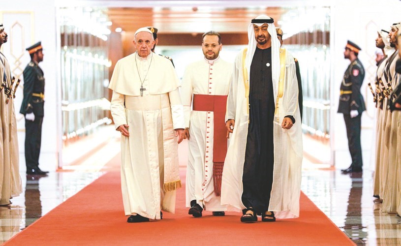 صاحب السمو الشيخ محمد بن زايد آل نهيان ولي عهد أبوظبي نائب القائد الأعلى للقوات المسلحة الإماراتية مستقبلا البابا فرنسيس لدى وصوله أبوظبي أمس 					(ا.ف.پ)﻿
