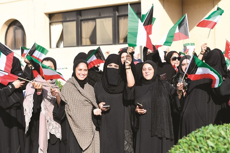 عدد من موظفات وزارة الصحة خلال الاحتفال برفع العلم﻿