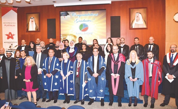 د.هلال الساير ود.قيس الدويري في صورة تذكارية مع ممثلي جامعة داندي والخريجين				(متين غوزال)﻿