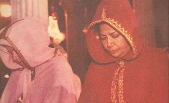 صور نادرة لأم كلثوم أثناء الصلاة وقراءة القرآن