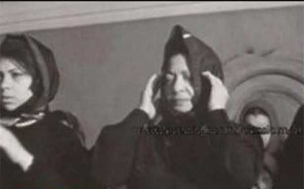 صور نادرة لأم كلثوم أثناء الصلاة وقراءة القرآن