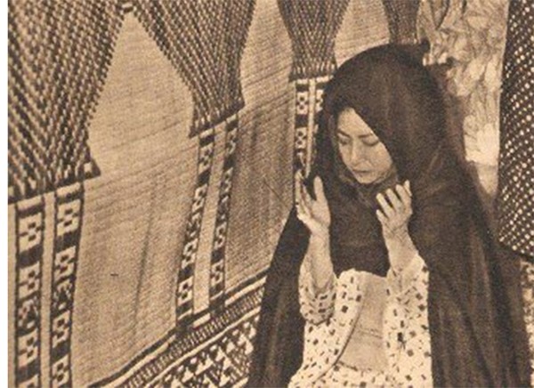 صور نادرة لأم كلثوم أثناء الصلاة وقراءة القرآن