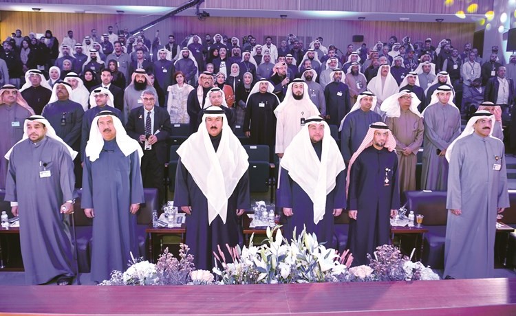 د.علي المضف ونائب المدير العام ومديرو المعهد الصناعي في الشويخ في مقدمة الحضور خلال الاحتفال (قاسم باشا)﻿