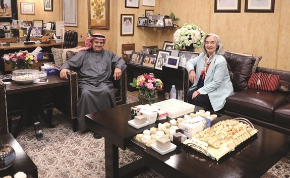 فيصل المطوع مستقبلا السفيرة الفرنسية ماري ماسدوبوي﻿