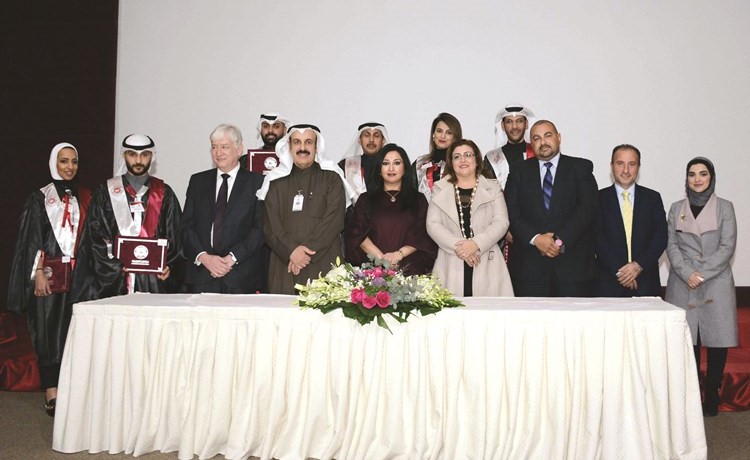 صورة جماعية لخريجي بنك برقان من برامج معهد الدراسات المصرفية﻿