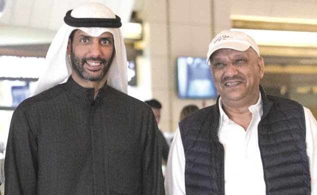 خالد الغانم مع وليد الراشد في فندق إقامة الفريق	(المركز الإعلامي بنادي الكويت) ﻿