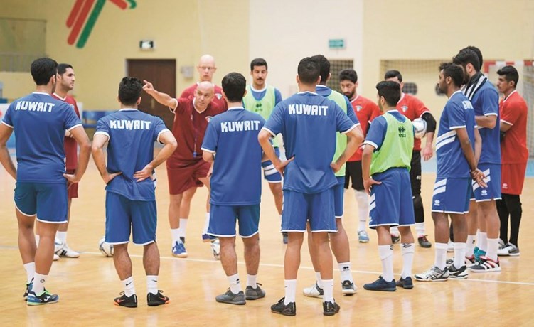 المدرب كاكاو يوجه اللاعبين في التدريبات الأخيرة ﻿