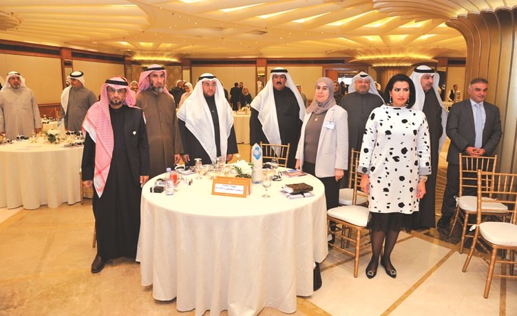 عبدالكريم تقي ود.خالد مهدي وفاطمة العازمي في مقدمة الحضور﻿