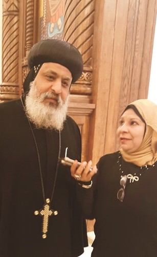 الأنبا ميخائيل متحدثا للزميلة ناهد إمام بكتدرائية العاصمة﻿