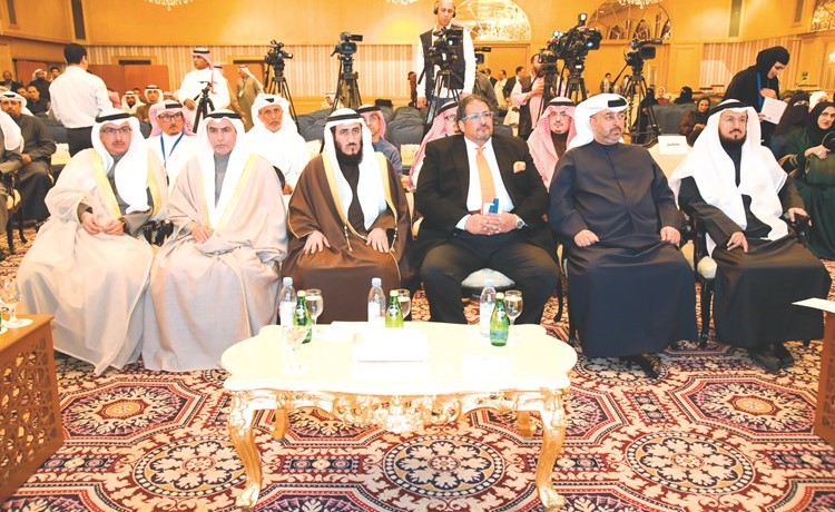 م.فريد عمادي ومحمد الجلاهمة ود. وليد الشعيب في مقدمة حضور الملتقى	(زين علام)﻿
