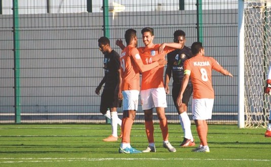 فرحة لاعبي كاظمة بأحد الأهداف في فريق البدع القطري﻿