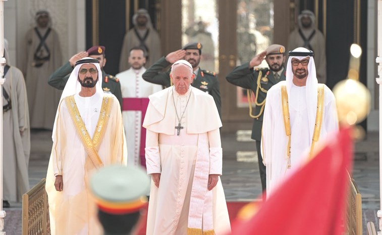 	سمو الشيخ محمد بن راشد وسمو الشيخ محمد بن زايد خلال استقبالهما البابا فرنسيس بقصر الرئاسة في أبوظبي امس	(وام) ﻿