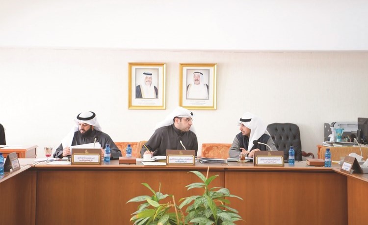 عبدالوهاب البابطين و د.عبدالكريم الكندري وعبدالله فهاد خلال اجتماع اللجنة﻿