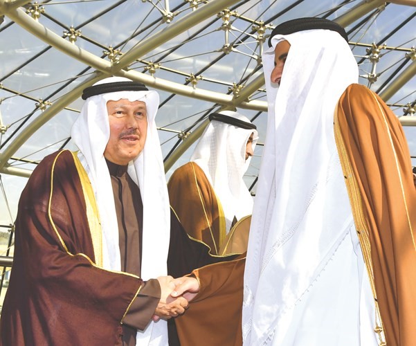 السفير أحمد فهد الفهد مصافحا أمير قطر ﻿