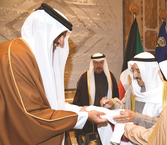 صاحب السمو الأمير الشيخ صباح الأحمد يوقع على قميص تذكاري سيودع في متحف قطر الوطني﻿