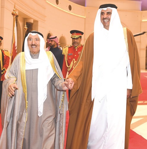 صاحب السمو الأمير الشيخ صباح الأحمد خلال استقباله صاحب السمو الشيخ تميم بن حمد ﻿