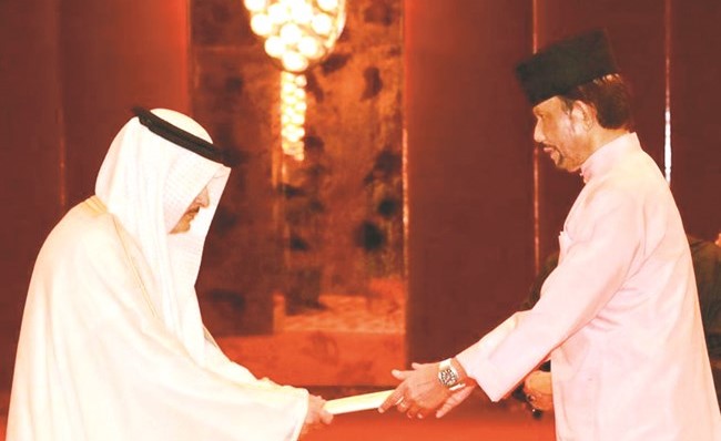 السفير صلاح المطيري يقدم أوراق اعتماده للسلطان حسن البلقية﻿