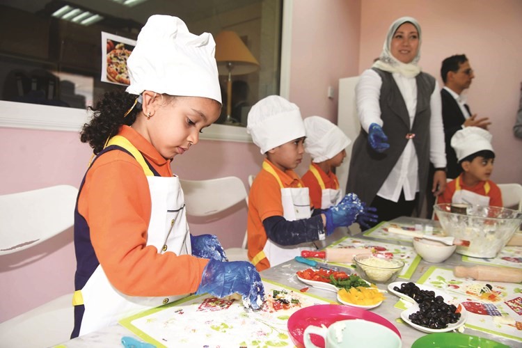 تدريبات عملية للأطفال في إعداد الطعام﻿