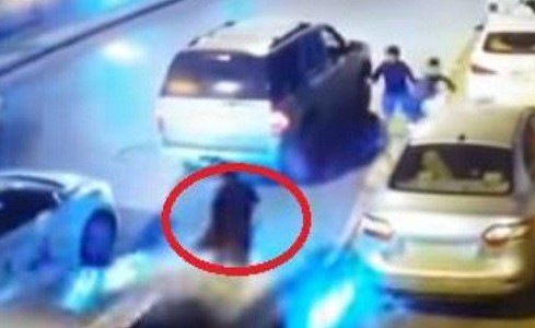 فيديو مروع.. سيارة مسرعة تدهس شخصين في السعودية
