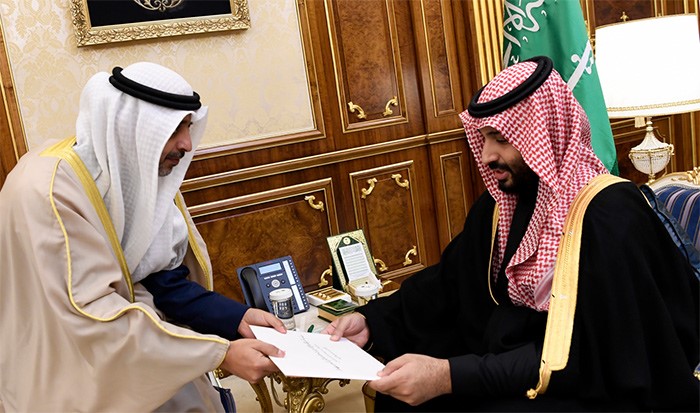 مبعوث سمو الأمير نائب وزير شؤون الديوان الأميري الشيخ محمد العبدالله يسلم رسالة إلى ولي عهد السعودية