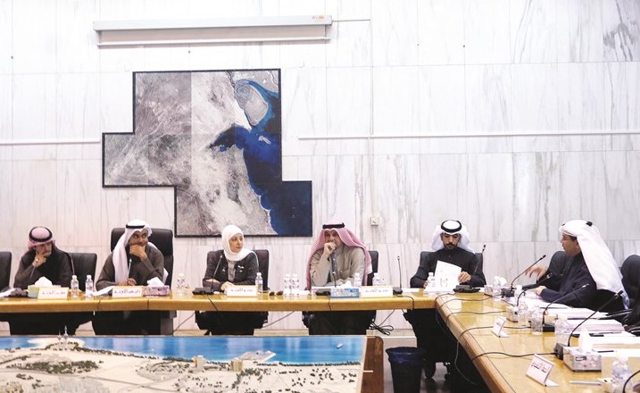 عبدالعزيز المعجل خلال ترؤسه اجتماع اللجنة ﻿