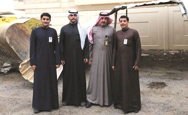 فريق البلدية خلال الجولة في منطقة الرقعي ﻿