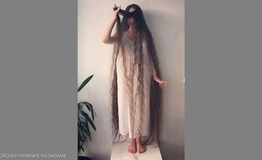 بالصور.. شعرها يصل إلى الأرض ولم تغسله منذ 20 عاما