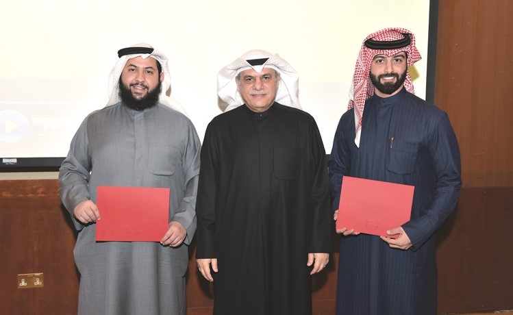 عادل الماجد مع المكرمين من البنك﻿