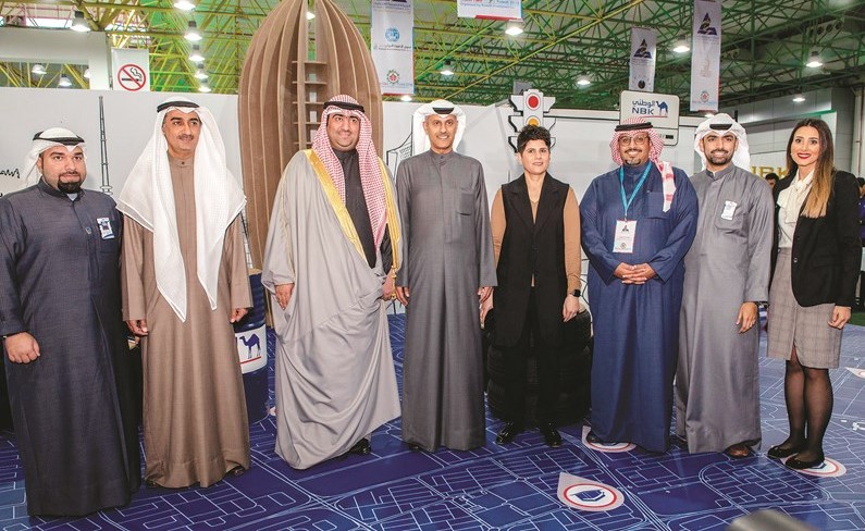الروضان في جناح الوطني متوسطا د.يوسف العلي وسليمان المرزوق ومنال المطر	(احمد علي)﻿