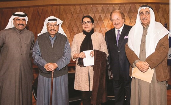 الكاتب عبدالعزيز السريع والفنان محمد المنصور والفنانة سعاد عبدالله ود.سليمان الشطي مع الأنباء﻿