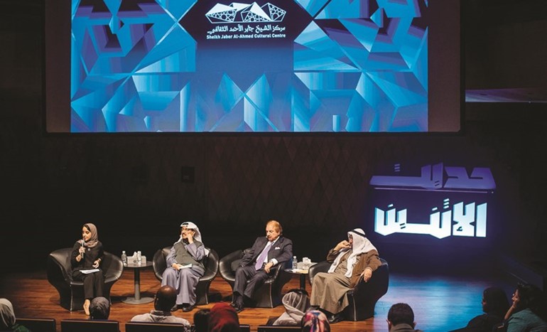 المشاركون في ندوة مسرح صقر الرشود التي أدارتها مريم المحميد﻿